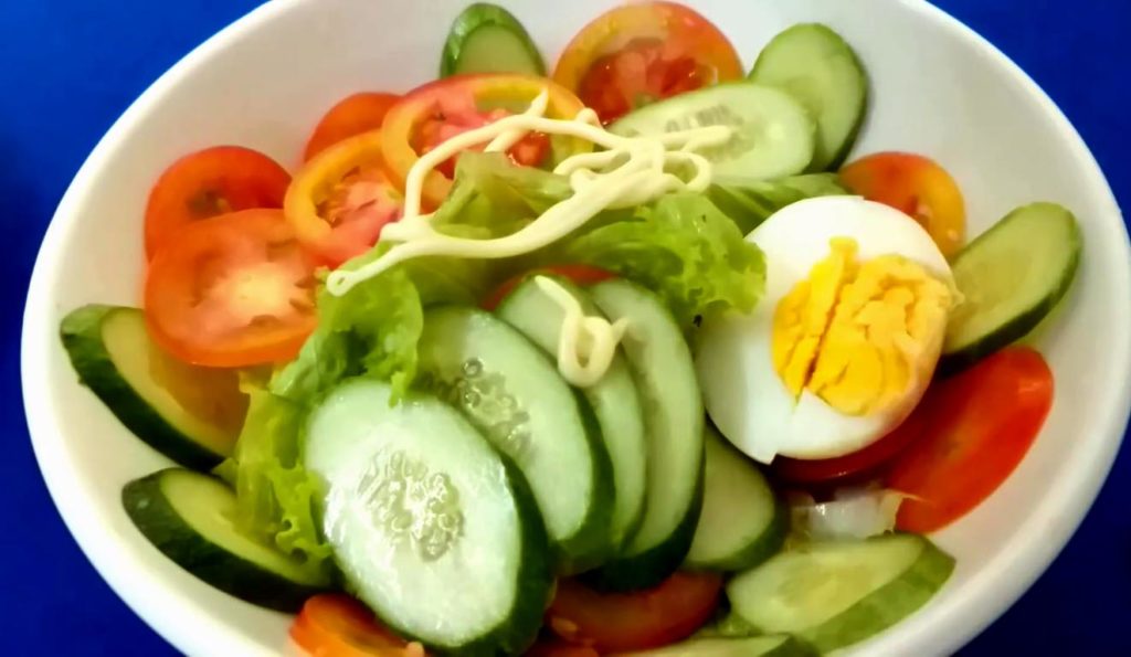 Hoàn thành cách làm Salad giảm cân với sốt Mayonnaise