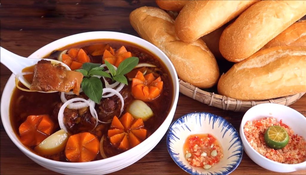 Thưởng thức món bò kho với bánh mì