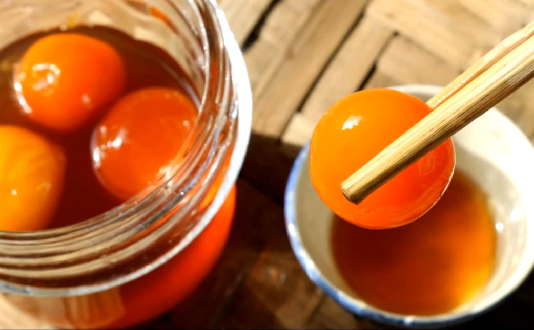 cách ngâm trứng gà mật ong