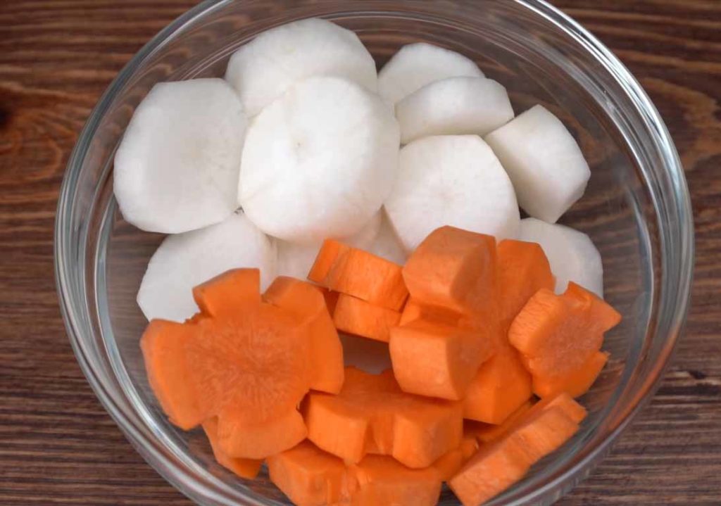 Sơ chế carot và củ cải trắng trước khi nấu