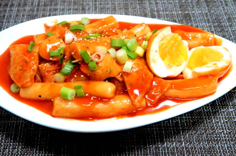 Món Tokbokki ăn với nước sốt đậm đà