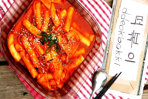 Món Tokbokki với màu sắc hấp dẫn