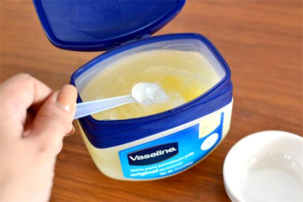 Vaseline giúp giảm đau rát cho vết bỏng