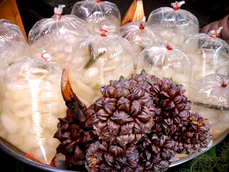 Mỗi bịch dừa nước có giá khoảng 30k