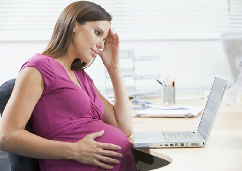 Không đứng hoặc ngồi quá lâu khi mang thai