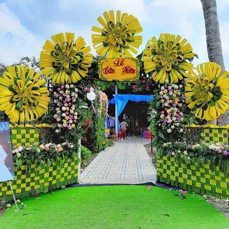 Những chiếc cổng hoa đẹp lung linh từ lá dừa nước