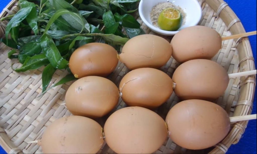 Thành phẩm món trứng gà nướng xiên kiểu Thái