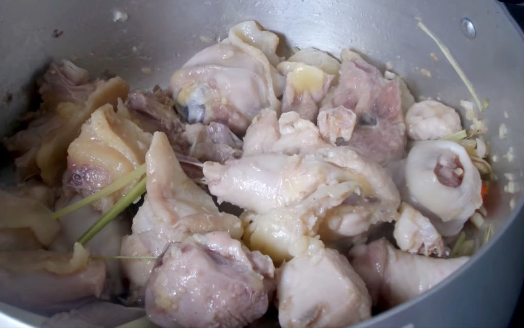 Bước 3: Xào thịt gà đã ướp với tỏi và sả